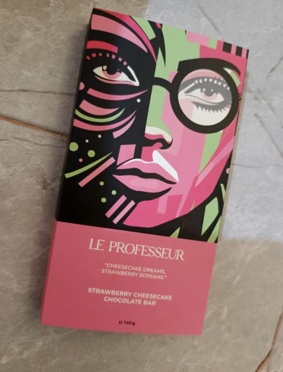 Le Professeur Strawberry Cheesecake Chocolate Bar 140G